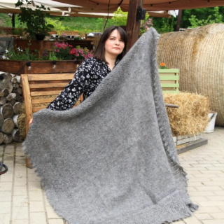 Серая пуховая шаль